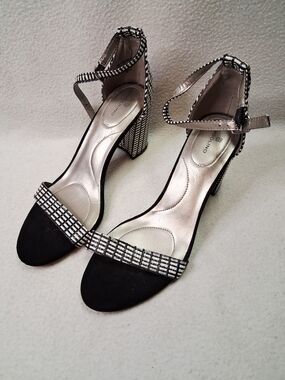 4/20$ Bellino Clothing Black & White Ankle-Strap Block Heel Sandals